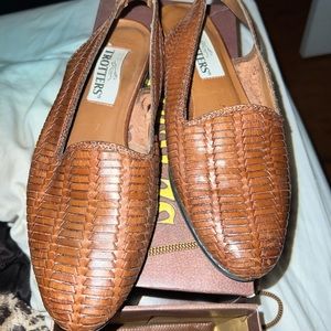 Trotters Adorable woven style shoe!